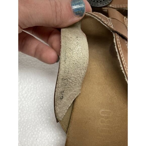 Munro Tan Leather Medallion Strappy Sandals Size 8 - Picture 4 of 9